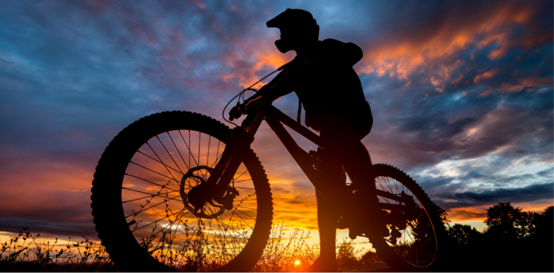 Mountainbike Fahrer vor dem Sonnenuntergang