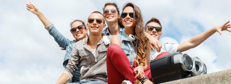Jugendliche mit Sonnenbrillen
